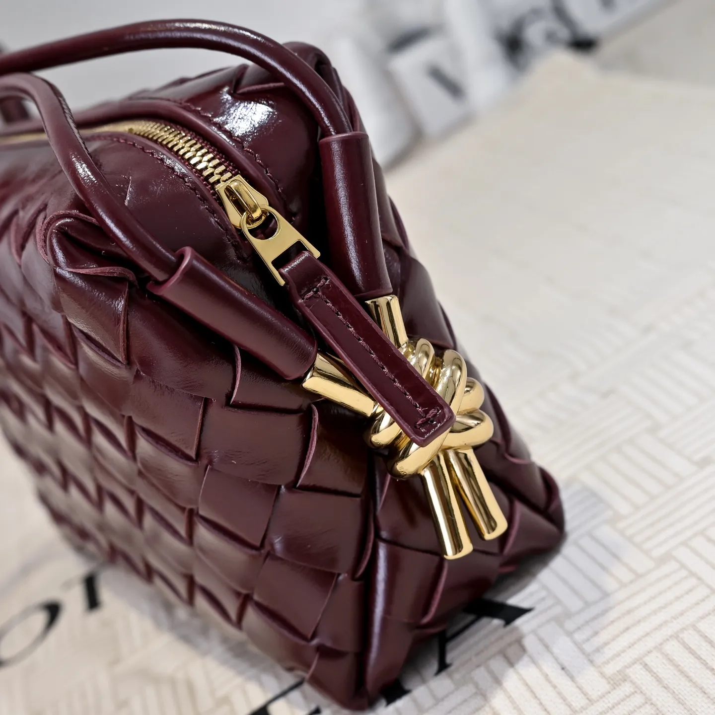 Batch 1560 𝗕𝗼𝘁𝘁𝗲𝗴𝗮 𝗩𝗲𝗻𝗲𝘁𝗮———— The latest version of the loop camera bag💥 from BV’s King of Cost-Effectiveness counter, large woven texture➕Ultra-high quality cow wax leather as always, with zipper, hardware decoration on both sides, adjustable drawstring, especially suitable for the tummy💫Can hold anything, very light weight, suitable🈴️for girls of all ages, size: 17*10*6cm Style number: 6125